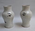 CHINE
Paire de vases en porcelaine craquelée à décor de dragons
H.:...
