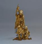 CHINE
Sujet en ivoire sculpté représentant un vieillard et un enfant...