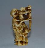 CHINE
Netsuké en ivoire sculpté représentant un homme et trois enfants
Fin...