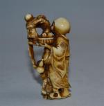 CHINE
Netsuké en ivoire sculpté représentant un homme et trois enfants
Fin...