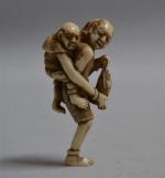 CHINE
Sujet en ivoire sculpté représentant un pêcheur et son enfant...