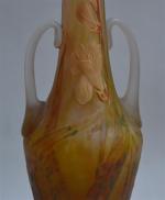 DAUM Nancy
Vase soliflore en verre multicouche à décor floral dégagé...