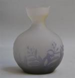 GALLE
Vase de forme méplate en verre multicouche à décor dégagé...