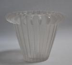 LALIQUE France
Vase modèle Royat en verre moulé pressé, signé
H.: 15.5...