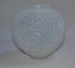 R. LALIQUE
Vase modèle "Gui" en verre blanc soufflé moulé, créé...