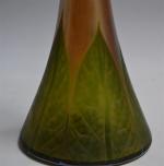 Louis Comfort TIFFANY (1848-1933)
Vase soliflore en verre irisé en partie...