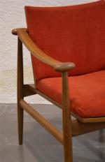 Finn JUHL (1912-1989) 
Paire de fauteuils à structure en bois...