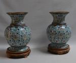 CHINE
Paire de vases de forme balustre en bronze cloisonné et...