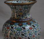 CHINE
Paire de vases de forme balustre en bronze cloisonné et...