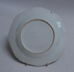 CHINE Compagnie des Indes
Assiette octogonale en porcelaine à décor polychrome...