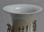 CHINE
Vase balustre en porcelaine à décor polychrome de chinoises sous...