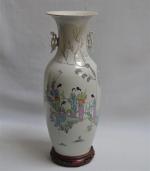 CHINE
Vase balustre en porcelaine à décor polychrome de chinoises sur...