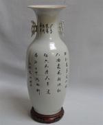 CHINE
Vase balustre en porcelaine à décor polychrome de chinoises sur...
