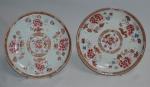 CHINE Compagnie des Indes
Paire d'assiettes de forme calotte en porcelaine...