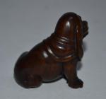 CHINE
Netsuké en bois sculpté représentant un chien assis
Début XXème siècle
H....