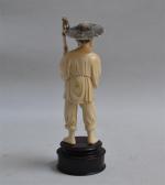 CHINE
Sujet en ivoire représentant un pêcheur
Début XXème
H.: 15 cm (restaurations...