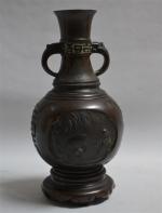 ASIE du SUD EST
Vase en bronze patiné  à décor...
