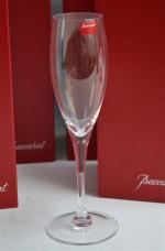 BACCARAT
Suite de sept flûtes à Champagne en cristal, signées
H.: 21.8...