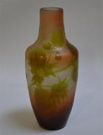GALLE 
Vase de forme balustre en verre multicouche à décor...
