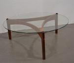 TABLE BASSE en bois exotique, le plateau en verre reposant...