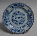 CHINE 
Assiette ronde en porcelaine à décor bleu et blanc...