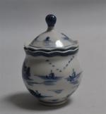 CHINE
Pot à crème couvert en porcelaine à décor bleu et...