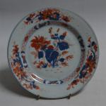 CHINE 
Assiette ronde en porcelaine à décor Imari de fleurs...