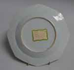CHINE Compagnie des Indes
Assiette octogonale en porcelaine à décor famille...