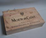 MOUTON CADET - une caisse de 6 bouteilles Bordeaux rouge,...