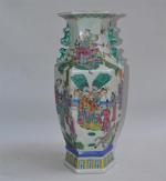CHINE
Vase en porcelaine à pans coupés, décor polychrome de personnages...