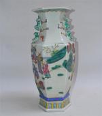CHINE
Vase en porcelaine à pans coupés, décor polychrome de personnages...