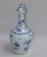CHINE
Vase en porcelaine de forme bouteille à décor en camaïeu...