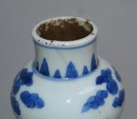 CHINE
Vase en porcelaine de forme bouteille à décor en camaïeu...