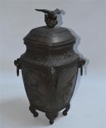 INDOCHINE
Vase couvert en bronze à décor d'animaux et motifs géométriques
Fin...