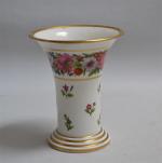 Fabrique de NAST à PARIS
Vase cornet en porcelaine à décor...