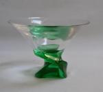 SAINT LOUIS
Coupe en cristal, le piètement teinté vert, signée
H.: 18.5...