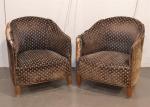 ANNEES 1930 
Paire de fauteuils bas en bois naturel sculpté...