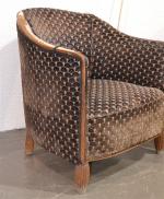 ANNEES 1930 
Paire de fauteuils bas en bois naturel sculpté...