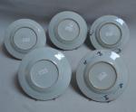 CHINE
Cinq assiettes rondes en porcelaine à décor polychrome ou bleu
XVIIIème
D.:...