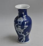 CHINE
Vase en porcelaine à décor bleu blanc de branches fleuries
H.:...