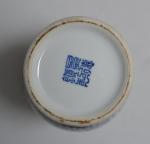 CHINE
Vase en porcelaine à décor bleu blanc
H.: 20.5 cm (légers...