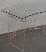 BUREAU en plexiglass, le plateau en verre
Travail moderne
H.: 75.5 cm...
