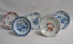 CHINE
Cinq assiettes en porcelaine à décor polychrome ou bleu blanc
XVIIIème...