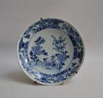 CHINE
Plat rond et creux en porcelaine à décor blanc bleu...