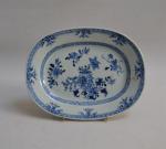 CHINE
Plat ovale en porcelaine à décor blanc bleu
XVIIIème
20.5 x 26.5...