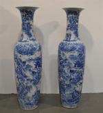 CHINE
Importante paire de vases en porcelaine à décor bleu blanc...