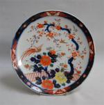 CHINE
Plat rond en porcelaine à décor Imari
D.: 31.5 cm