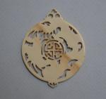 CHINE
Pendentif à motif de dragons
D.: 6 cm