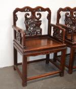 CHINE
Suite de six fauteuils en bois naturel richement sculpté de...