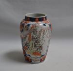 JAPON
Vase en porcelaine à décor Imari de paysages dans des...